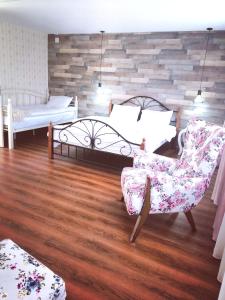 梅斯蒂亚萨克利拉哈姆什旅馆的一间卧室配有两张床和椅子