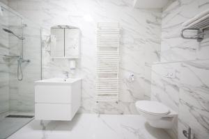 珀塞达耶Hotel Lucija的白色的浴室设有卫生间和淋浴。