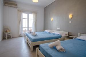 伊奥斯乔拉奥尔加旅馆的酒店客房设有两张床和窗户。