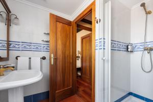 罗德里戈城Crisol Conde Rodrigo的一间带水槽和卫生间的浴室