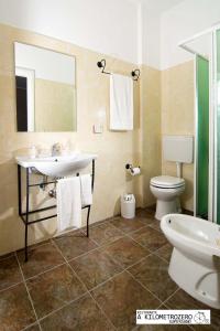 SupersanoB&B Kilometrozero的一间带水槽、卫生间和镜子的浴室