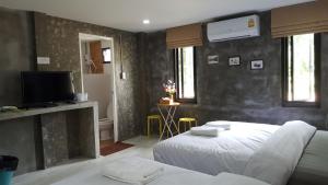 清刊บ้านแก่งรีสอร์ท เชียงคาน的酒店客房设有两张床和电视。