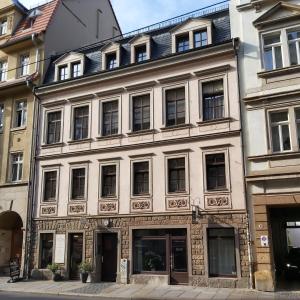 德累斯顿City-Ferienwohnungen-Dresden - zentral gelegen im Haus Louisenstrasse 11 - Dresden-Neustadt的街道上带窗户的大型白色建筑