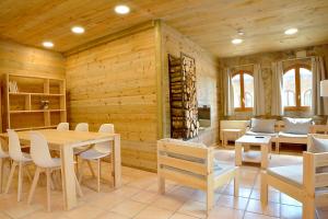 桑特康奈利得赛克El Jou Nature的用餐室设有木墙和桌椅