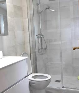 桑提亚纳德玛Casa Azul的一间带卫生间和玻璃淋浴间的浴室