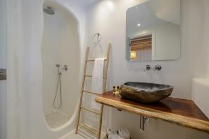 阿吉奥斯普罗科皮奥斯Birikos Studios & Apartments的一间带水槽和淋浴的浴室