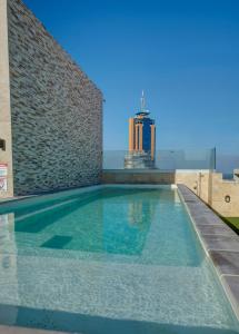 圣朱利安斯阿尔乐格酒店的一座游泳池,其建筑背景为: