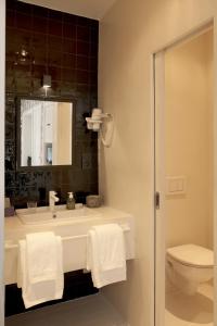 布鲁塞尔La Maison Haute guesthouse的一间带水槽、卫生间和镜子的浴室