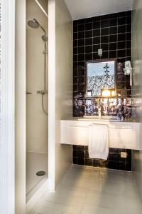 布鲁塞尔La Maison Haute guesthouse的一间带水槽和淋浴的浴室