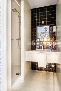 布鲁塞尔La Maison Haute guesthouse的一间带水槽和淋浴的浴室