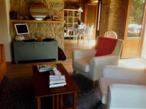 卡拉马尼科泰尔梅Majellame的客厅配有两把椅子和一张桌子