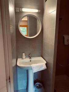 安锡Premiere Classe Annecy Cran-Gevrier的一间带水槽和镜子的浴室