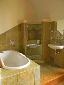 Bernstein布尔格贝尔恩斯特恩酒店的带浴缸和盥洗盆的大浴室