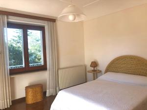 阿纳卡普里Villa Catenacci Anacapri的一间卧室设有一张床和一个窗口
