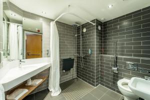马瑟韦尔快捷假日斯特拉思克莱德公园M74高速公路5号岔口酒店的一间带水槽、淋浴和卫生间的浴室