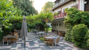 科隆Das Wiesenhaus: Wohnen direkt am Rhein的一个带桌椅和遮阳伞的户外庭院