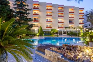 雅典绿洲公寓式酒店的大楼前设有游泳池的酒店