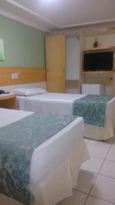 福塔莱萨拉约德索尔普拉亚酒店的酒店客房设有两张床和一台平面电视。