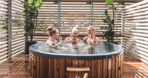 托尔斯港Hotel Brandan的三个女孩在热水浴缸中的按摩浴缸里