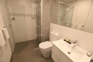 WantirnaMelbourne Knox Central Apartment Hotel Official的浴室配有卫生间、盥洗盆和淋浴。