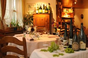 维尔德斯韦尔Alpenblick Hotel & Restaurant Wilderswil by Interlaken的一张桌子,上面放有葡萄酒瓶和酒杯