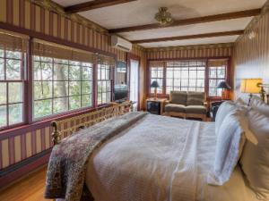 普罗温斯敦斯拿歌木屋酒店的一间带一张大床的卧室,位于带窗户的房间内