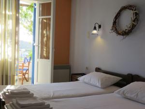 加利萨斯Korali apartments的一间卧室设有两张床,墙上设有一面镜子
