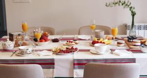 伊伦NICORÉS的一张桌子,上面有早餐食品和饮料