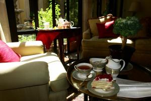 圣米格尔-德阿连德Casa Misha的客厅配有咖啡桌和一块蛋糕