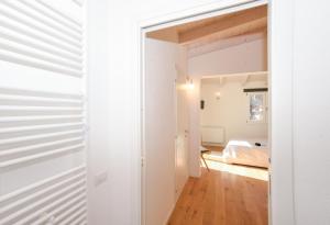 奥列纳Tatta & Nanna Rooms的一间小公寓,拥有白色的墙壁和木地板