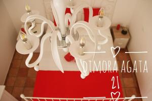 奥斯图尼Dimora Agata 21的室内的吊灯和红色裙子