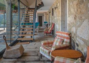 布拉加Braga House & Wine的庭院设有椅子、楼梯和桌子。
