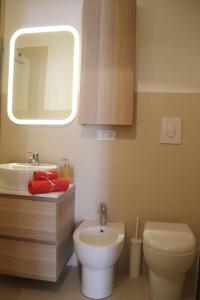 奥斯图尼Dimora Agata 21的一间带水槽、卫生间和镜子的浴室