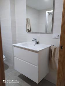 塔皮亚德卡萨列戈Piso de alquiler en Tapia de Casariego的白色的浴室设有水槽和镜子