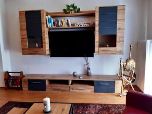 基茨比厄尔附近奥拉赫莱森公寓的客厅设有壁挂式平面电视。