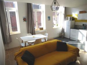 里尔Appartement Lille/1ch/stationnement gratuit的客厅配有黄色的沙发和桌子