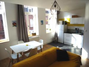里尔Appartement Lille/1ch/stationnement gratuit的带沙发和桌子的客厅以及厨房。