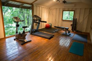 Copal Tree Lodge a Muy'Ono Resort的健身中心和/或健身设施
