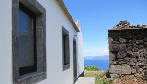 Prainha de CimaAreias da Prainha的白色建筑的窗户,享有海景