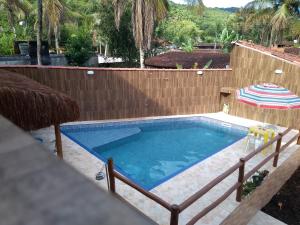 博西坎加Residencial Villa Nova的后院的游泳池,设有围栏和遮阳伞