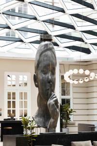 哥本哈根Villa Copenhagen的女人的雕像,手指在嘴里