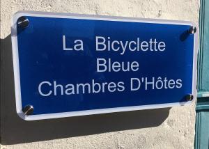 蒙莫里永La Bicyclette Bleue的建筑物一侧的蓝色标志