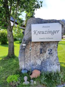 蒙德塞Pension Kreuzinger, 5310 Tiefgraben的摇滚者在岩石上的一个标志