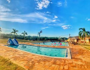 波科内Pousada Haras Santa Rita的度假村内带滑梯的游泳池
