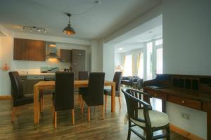 瓦尔内明德瓦尔内明德度假公寓的厨房以及带桌椅的用餐室。
