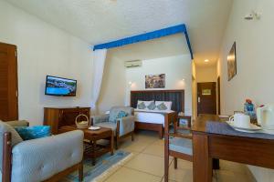 蒙巴萨旅客海滩酒店 的客厅配有沙发和桌子