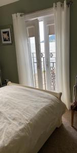 纽卡斯尔Conlyn house的一间卧室配有一张床,享有海景