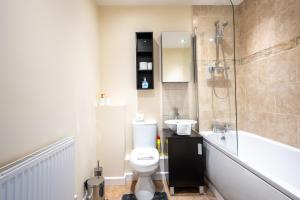 曼斯菲尔德No18 Nursery Convent的浴室配有卫生间、淋浴和盥洗盆。