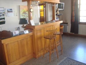 埃斯克尔拉波萨达旅馆的酒吧,带两个凳子和柜台