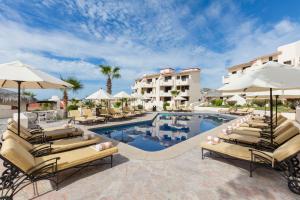 卡波圣卢卡斯索尔玛度假村的度假酒店的游泳池配有躺椅和遮阳伞